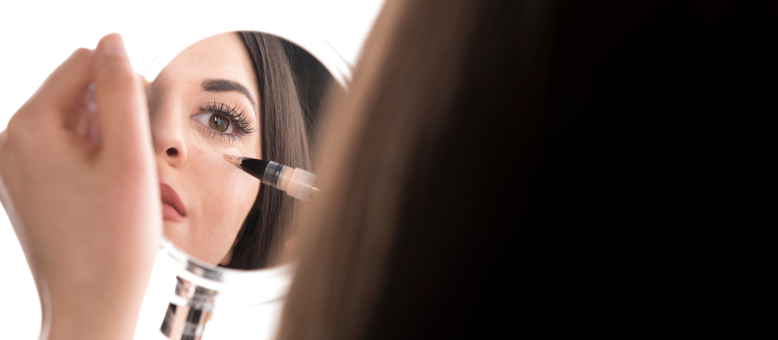 Come nascondere le macchie scure con il make up