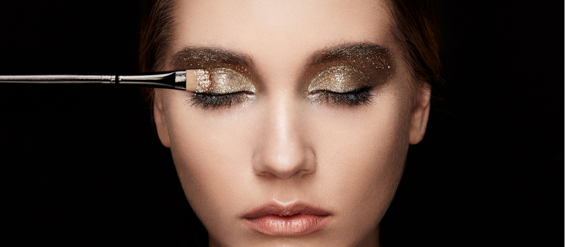 Trucco occhi nero e oro per un’occasione speciale