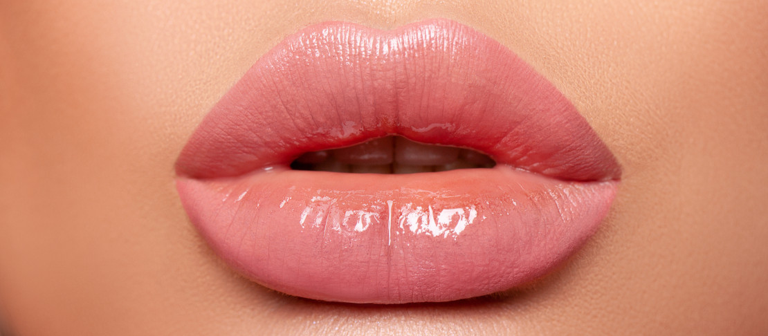 Glazed lips, la tendenza labbra lanciata da Hailey Bieber